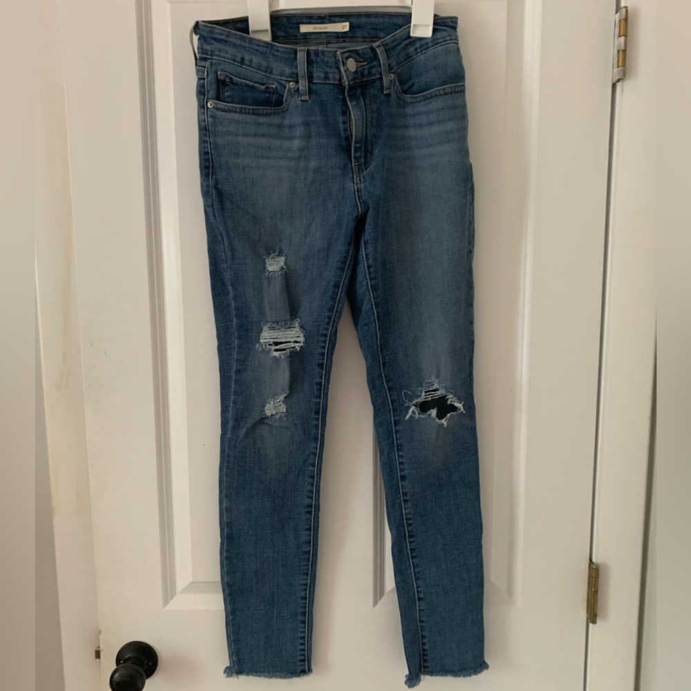 Women’s Levi’s blue jeans Skinny 711 Size 27 Ripped stretchy Excellent condition